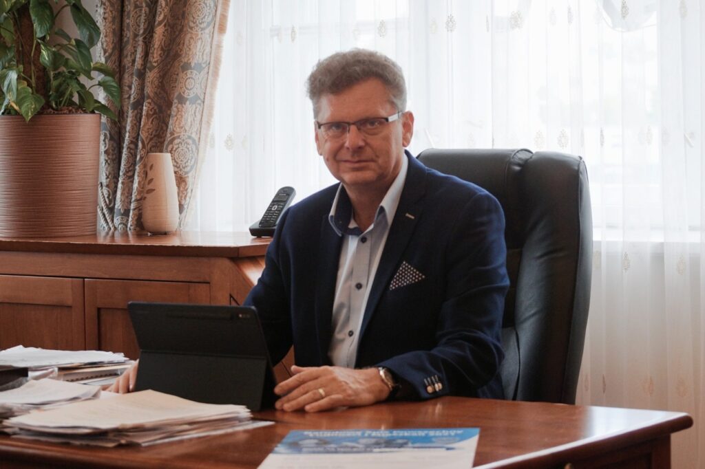 Zdjęcie Burmistrza Aleksandrowa Łódzkiego Jacka Lipińskiego zachęcającego do udziału w Narodowym Spisie Powszechnym Ludności i Mieszkań 2021