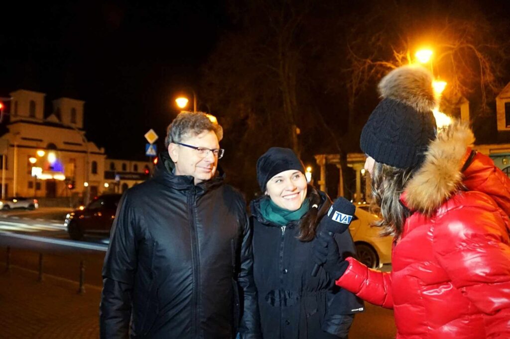Burmistrz wraz z żoną udzielają wywiadu Aleksandrowskiej TV