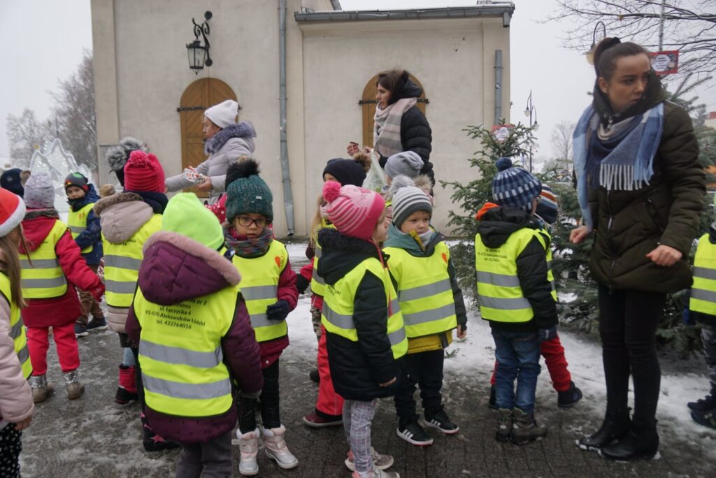 Przedszkolaki z Aleksandrowa łódzkiego podczas ubierania choinek