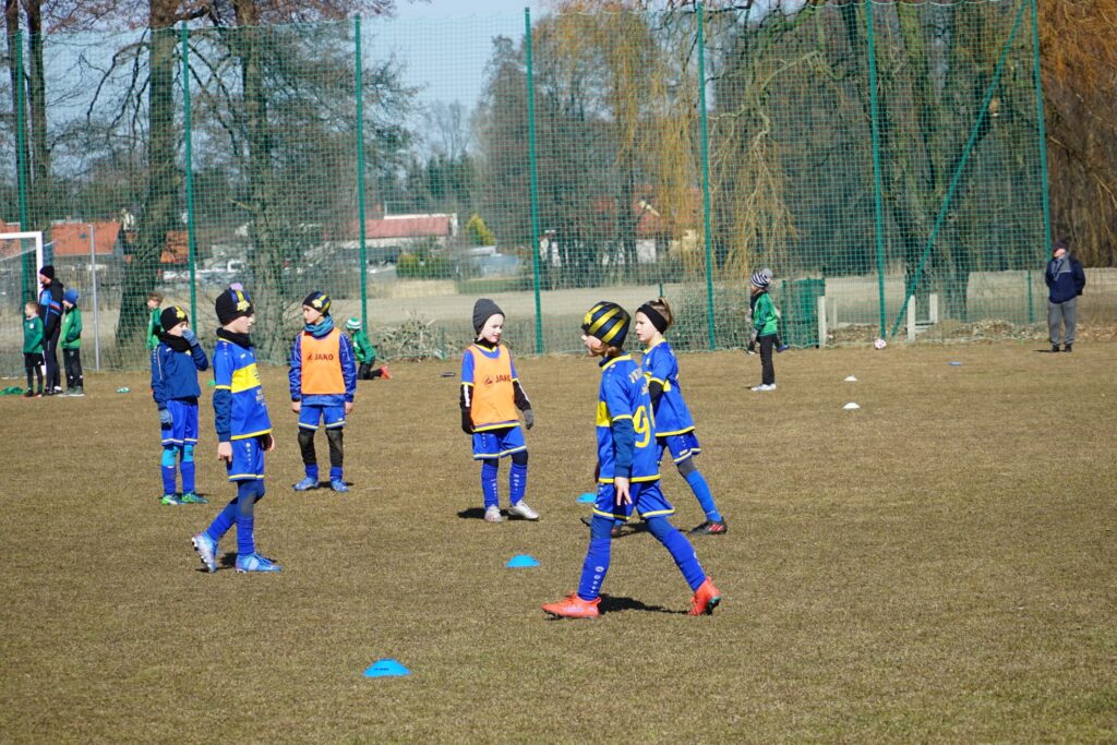 Dzieci uczestniczące w turnieju piłki nożnej