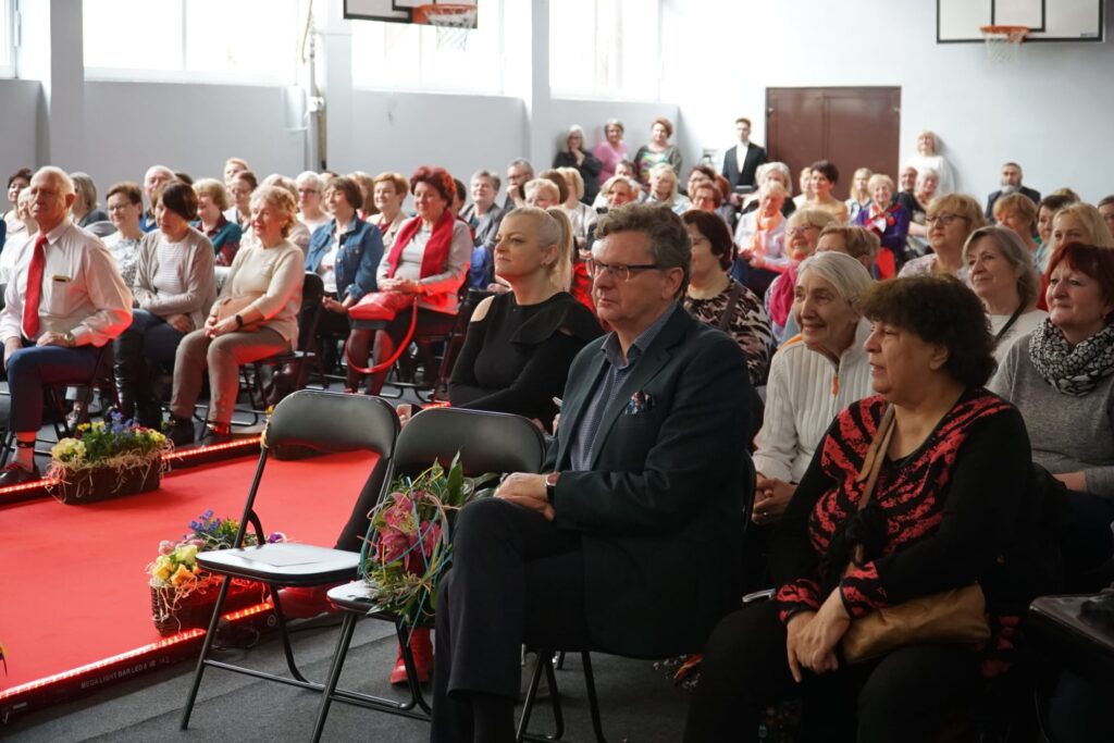 Mieszkańcy Aleksandrowa Łódzkiego wraz z Burmistrzem oglądają koncert Alicji Majewskiej